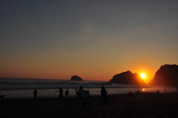 O tradicional futebol de fim de tarde em Zipolite, no litoral Pacífico do México